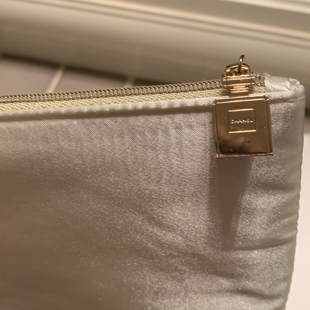 Channel Makeup Pouch - Picture 6 of 8